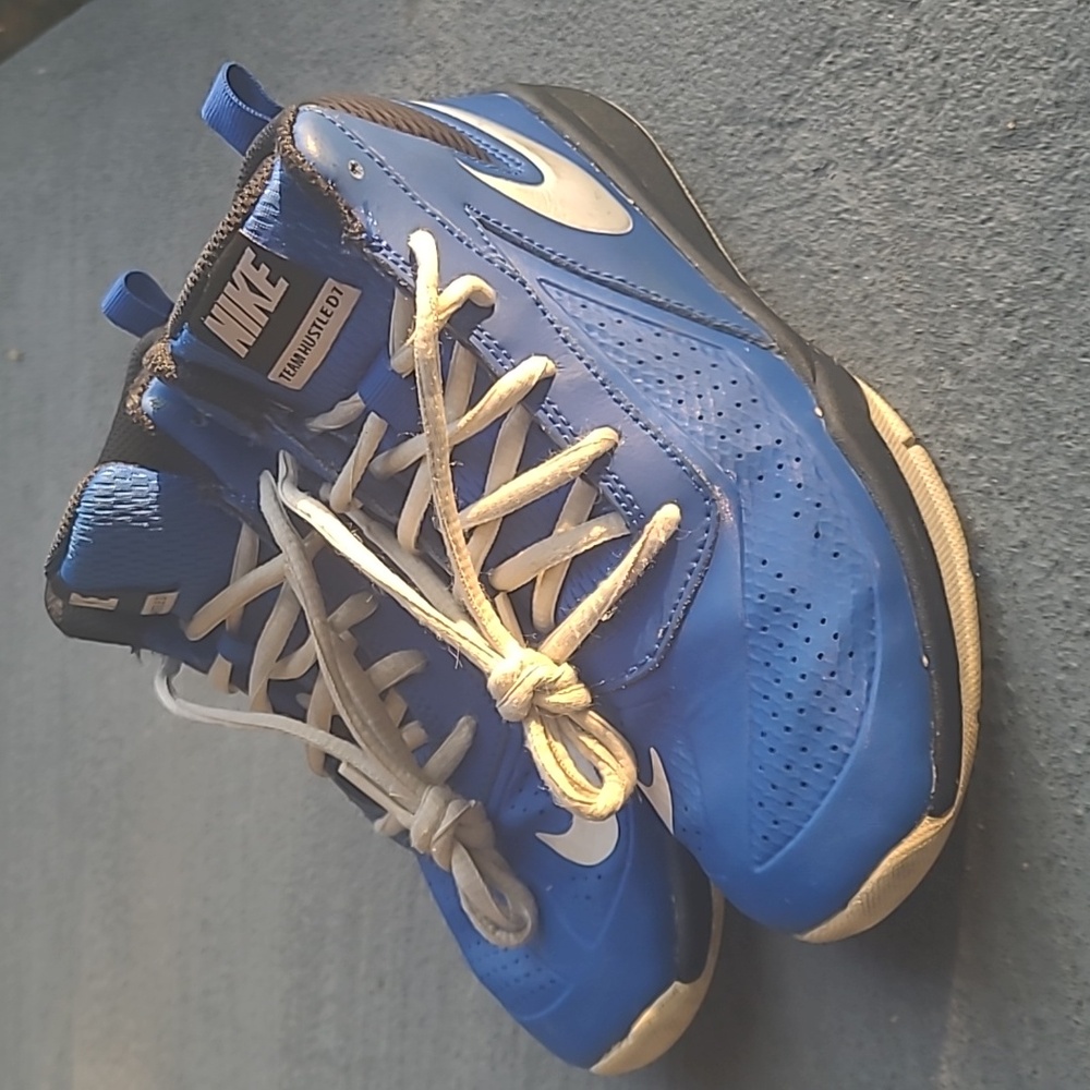Nike team hustle d7 basketball shoes